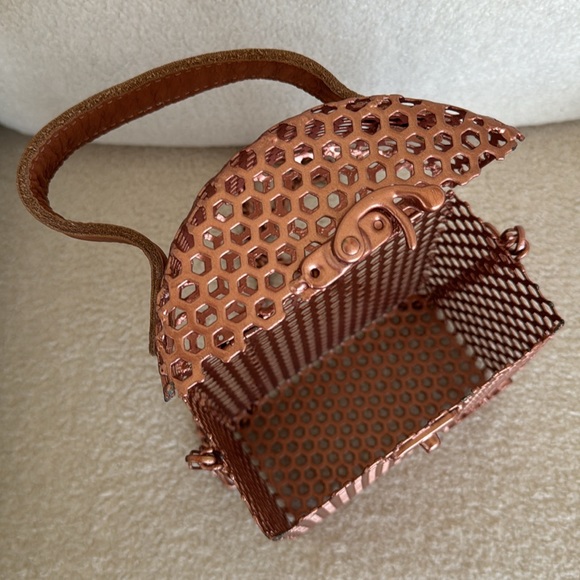 Unique rose gold wire bag with a leather top handle and strap. Made in Africa - Picture 4 of 4